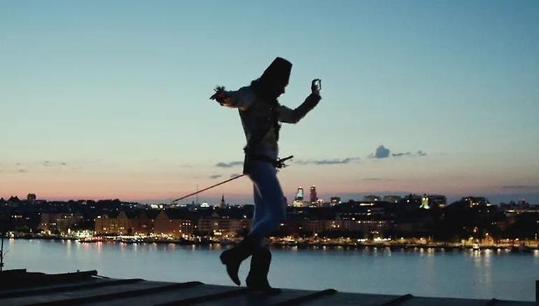 En dansare dansar på taket.