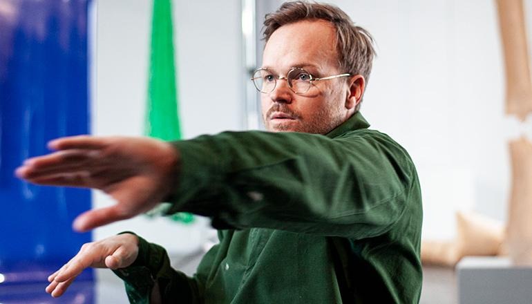 Björn Säfsten dansar.