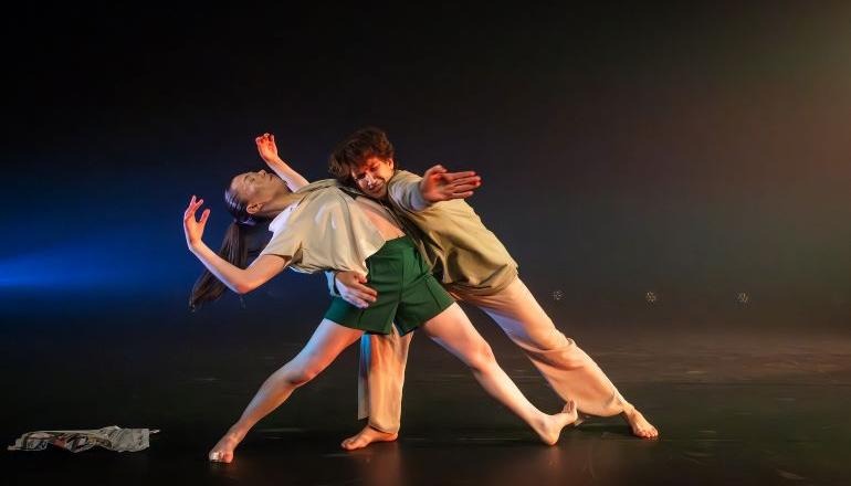 Två dansare dansar på scen.